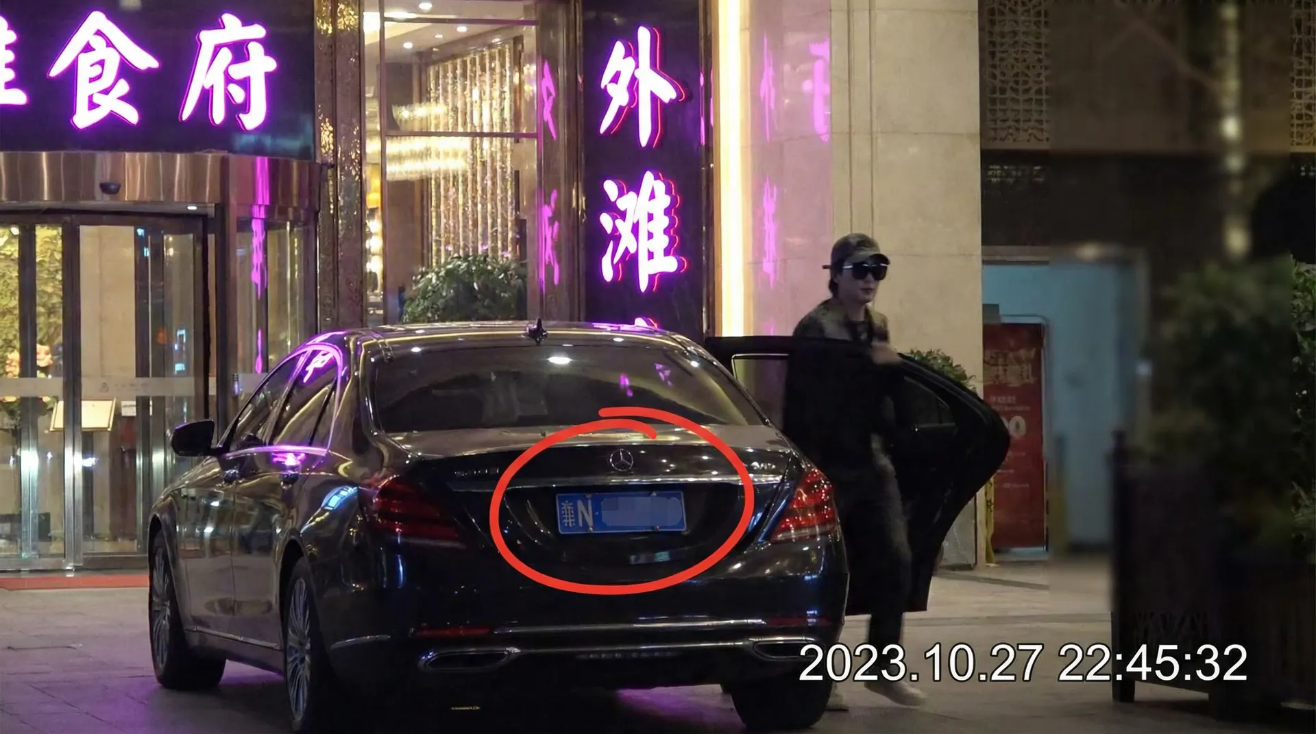 亚博体育盛世app - 豪车餐厅外偷拍